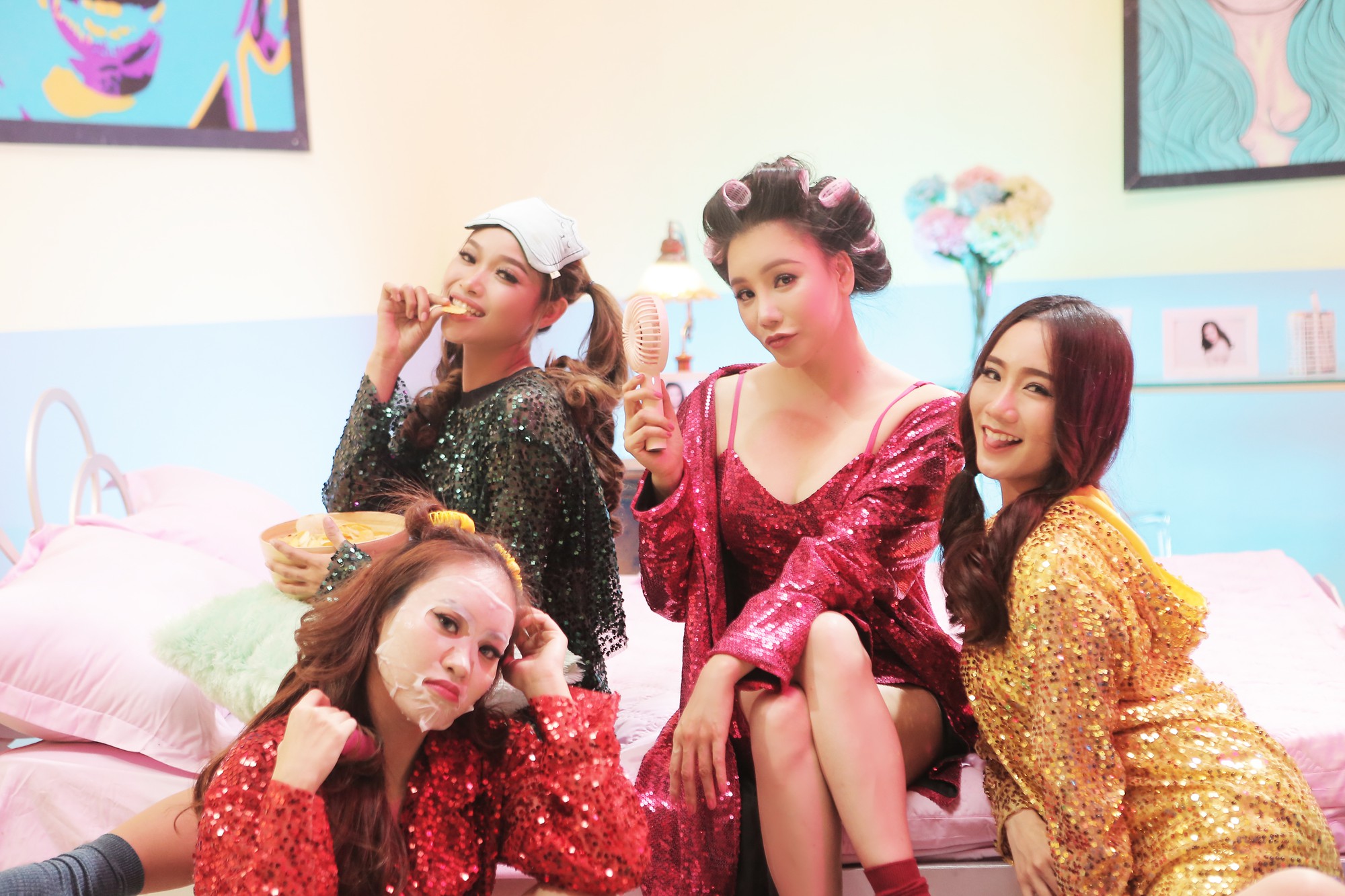 Hồ Quỳnh Hương hở bạo, khoe dáng nóng bỏng trong MV mới Hồ Quỳnh Hương hở bạo, khoe dáng nóng bỏng trong MV mới